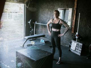 Home Garage Gym with Modern Fitness Equipment – Cedar Hill, TX A modern garage gym in Cedar Hill, TX, featuring a workout bench, plyometric box, and organized fitness equipment with natural light streaming in from an open garage door.